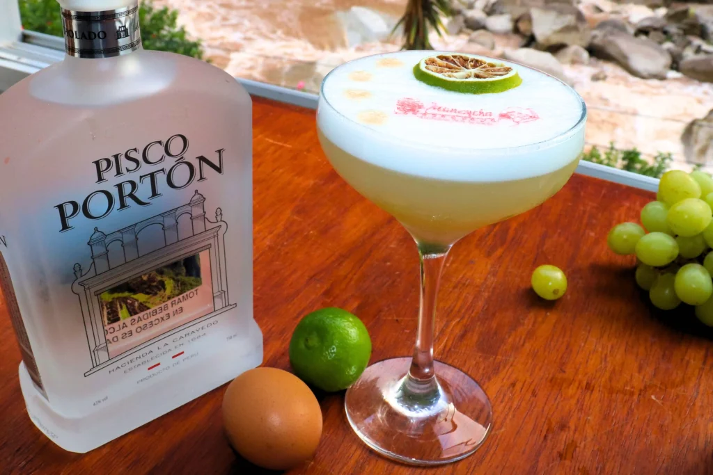 El Pisco Sour: Más que un Cóctel, el Sabor del Perú en una Copa